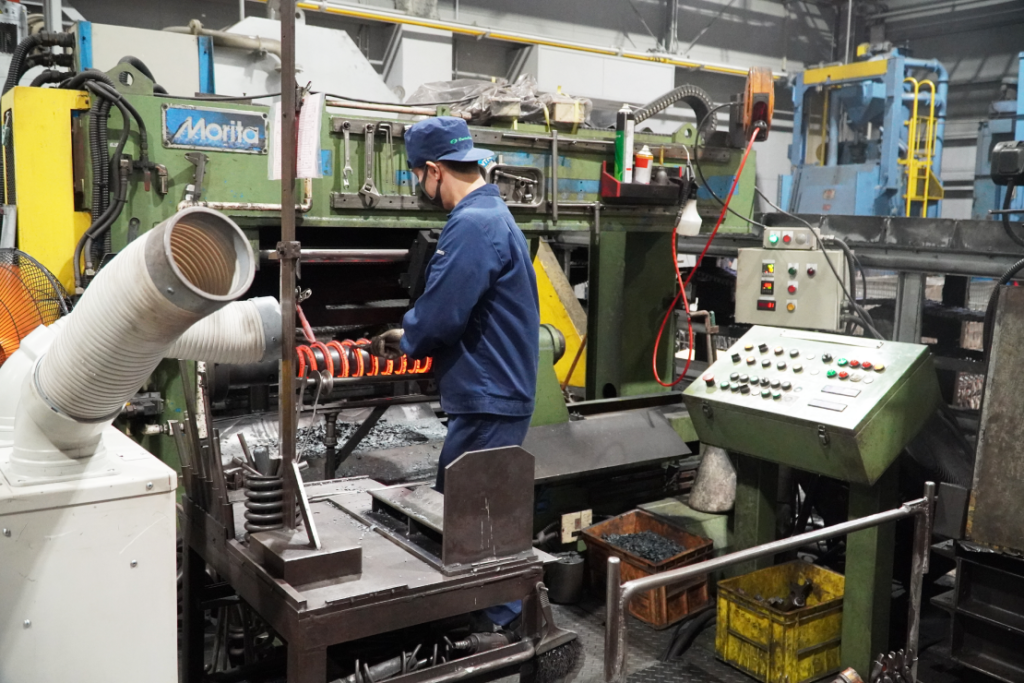 スプリングの製造を行っている様子