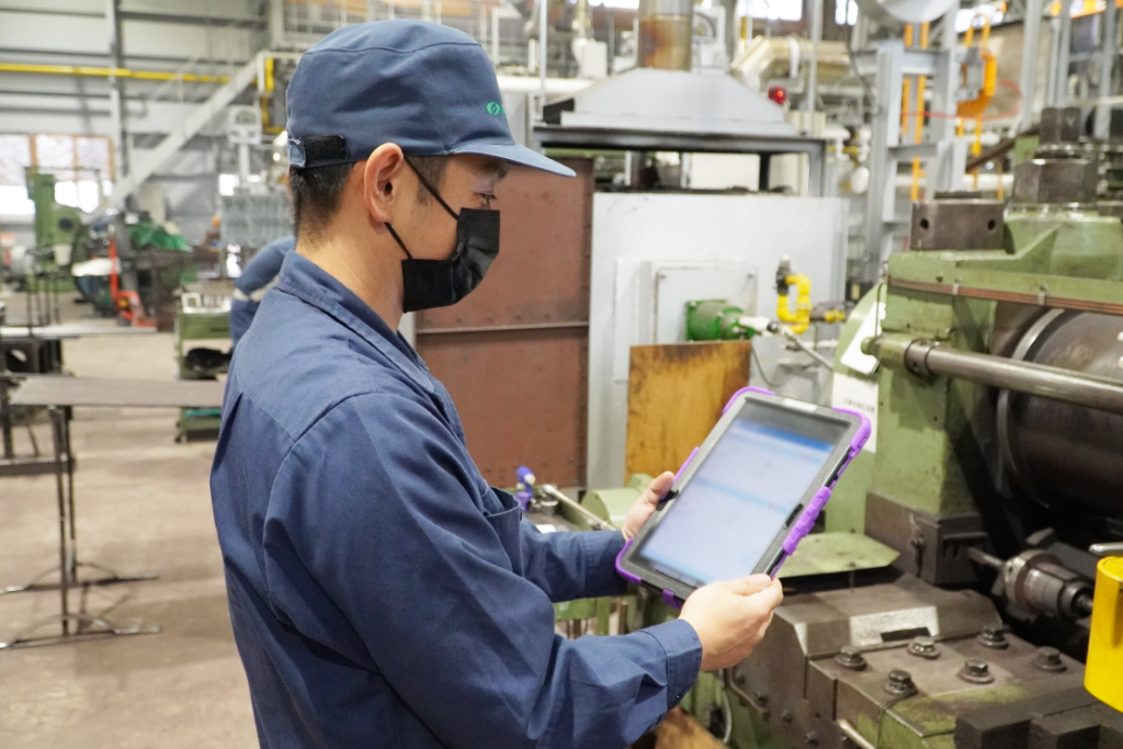 タブレットで実績入力をしている様子