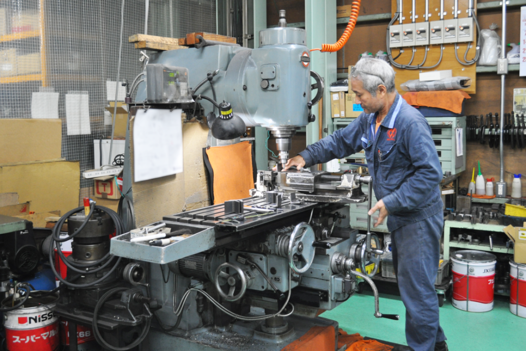 ウインチの製造を行っている様子