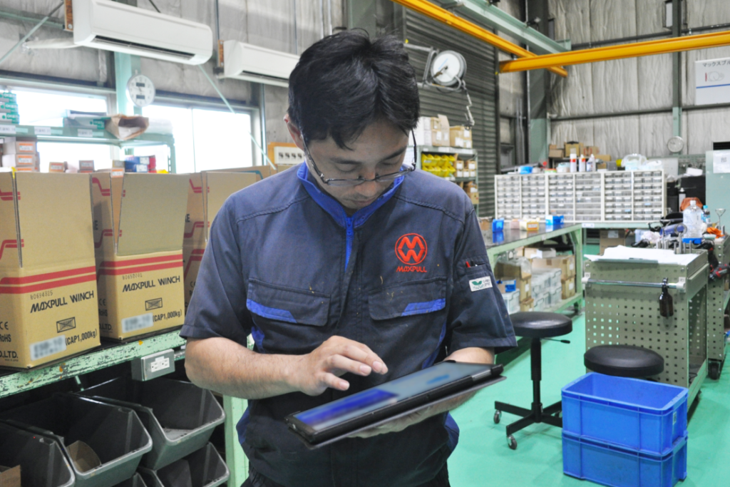 タブレットで実績入力をしている様子